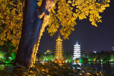 Güneş ve ay gece, bir turistik Guilin, ışıklı pagodadan