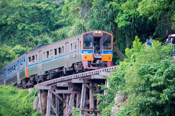 Kanchanaburi Tailandia Agosto 2017 Los Viajeros Disfrutan Viaje Tren Por —  Fotos de Stock