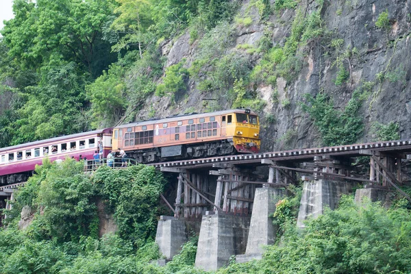 Kanchanaburi Tailandia Agosto 2017 Los Viajeros Disfrutan Viaje Tren Por —  Fotos de Stock