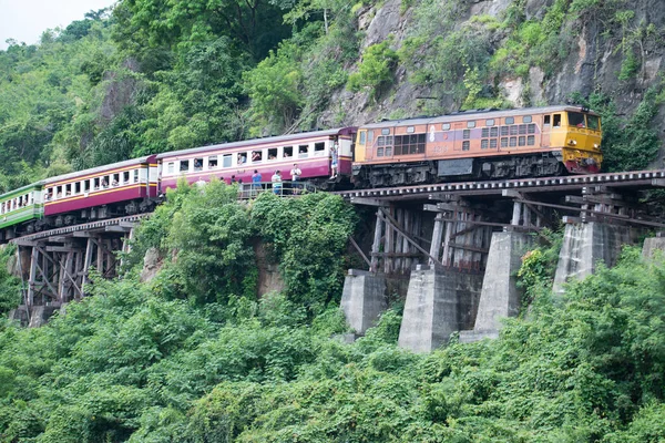 Kanchanaburi Tailandia Agosto 2017 Los Viajeros Disfrutan Viaje Tren Por —  Fotos de Stock