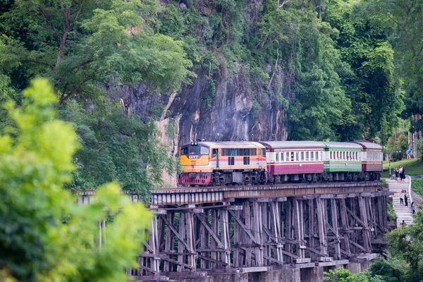 Kanchanaburi Tailandia Agosto 2017 Los Viajeros Disfrutan Viaje Tren Por —  Fotos de Stock