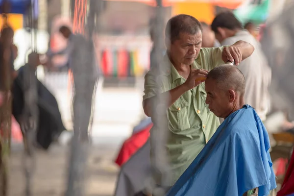 Guilin China September 2017 Man Gets His Haircut Roadside Barber — Stock Photo, Image