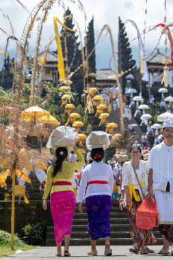 Bali, Endonezya 16 Nisan 2018 büyük kalabalıklar Besakih Tapınağı'nda dini tören sırasında geleneksel giyim ve teklifleri farklı türde giymiş
