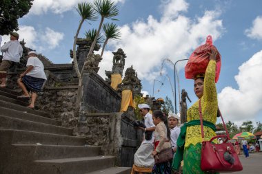 Bali, Endonezya 16 Nisan 2018 büyük kalabalıklar Besakih Tapınağı'nda dini tören sırasında geleneksel giyim ve teklifleri farklı türde giymiş