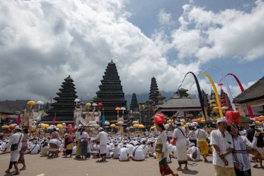 Bali, Endonezya 16 Nisan 2018 büyük kalabalıklar Besakih Tapınağı'nda dini tören sırasında geleneksel giyim ve teklifleri farklı türde giymiş
