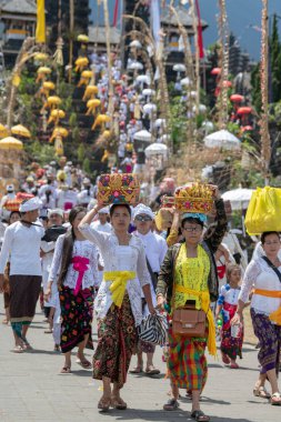 Bali, Endonezya 16 Nisan 2018 büyük kalabalıklar Besakih Tapınağı'nda dini tören sırasında geleneksel giyim ve teklifleri farklı türde giymiş