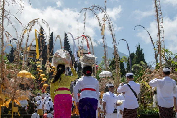 Bali Indonesien April 2018 Storpublik Klädd Traditionella Kläder Och Olika — Stockfoto