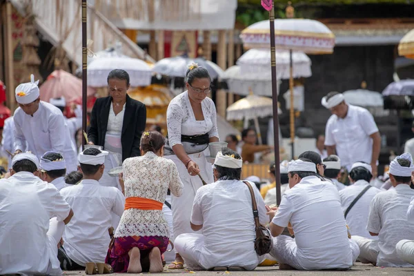 Bali Indonesien April 2018 Storpublik Klädd Traditionella Kläder Och Olika — Stockfoto