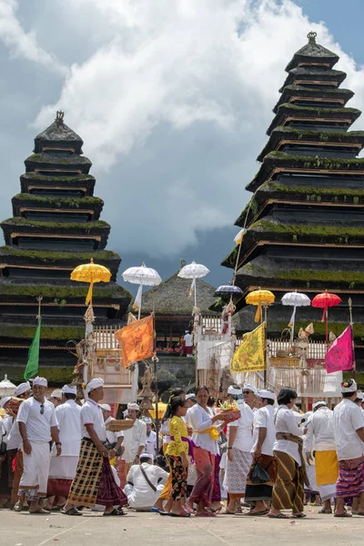 Bali Indonesia April 2018 Large Crowds Dressed Traditional Clothing Different — Stock Photo, Image