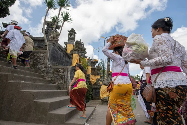 Bali Indonésia Abril 2018 Grandes Multidões Vestidas Com Roupas Tradicionais — Fotografia de Stock