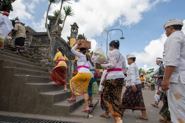 Bali Indonésia Abril 2018 Grandes Multidões Vestidas Com Roupas Tradicionais — Fotografia de Stock