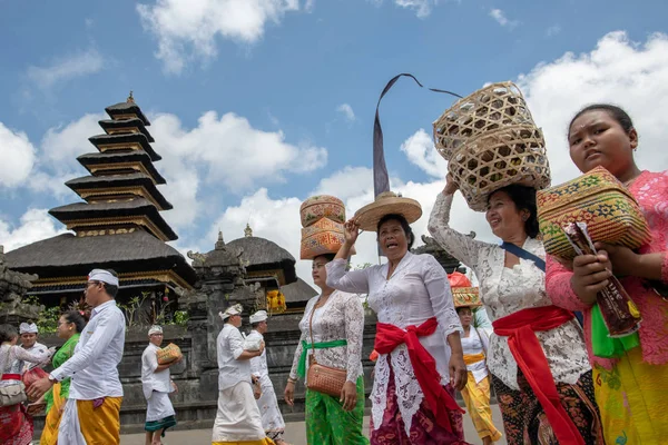 Bali Indonesien April 2018 Storpublik Klädd Traditionella Kläder Och Olika — Stockfoto