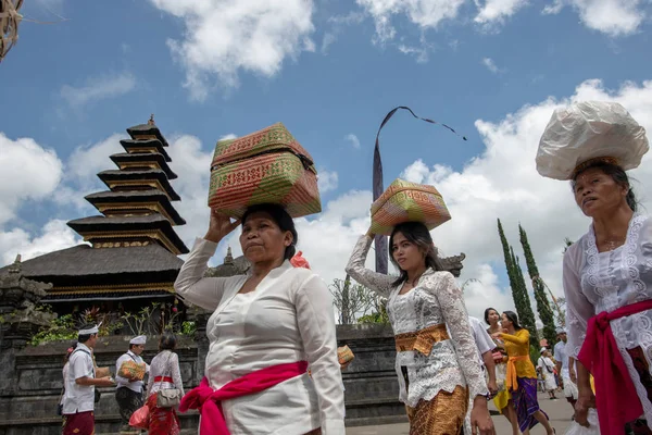 Bali Indonesien April 2018 Storpublik Klädd Traditionella Kläder Och Olika — Stockfoto