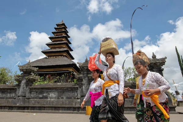 Bali Indonesia April 2018 Large Crowds Dressed Traditional Clothing Different — Stock Photo, Image