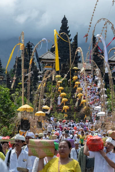 Bali Indonesia April 2018 Large Crowds Dressed Traditional Clothing Different — Stock Photo, Image