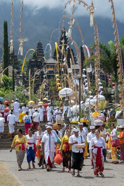 Bali Indonesien April 2018 Storpublik Klädd Traditionella Kläder Och Olika — Stockfoto