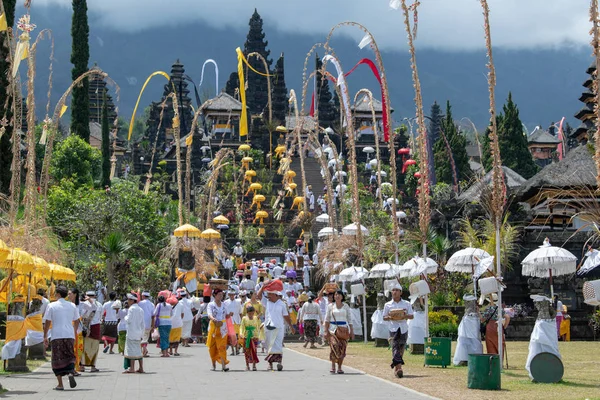 Bali Indonézia 2018 Április Nagy Tömegeket Öltözött Hagyományos Ruházat Különböző — Stock Fotó