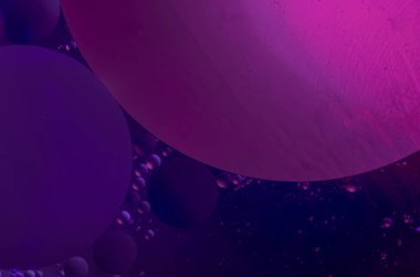 Neon ışıklı su yüzeyinde kabarcıklar