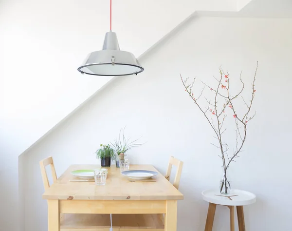 多肉植物やマルメロの枝で飾られた産業デザイン ランプをぶら下げ下キッチン テーブル ストック画像