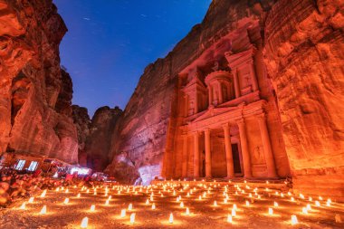 Petra, Jordan. El-Khazneh antik Petra şehrinde Hazine olarak bilinen gece Orta Doğu 'daki ünlü seyahat merkezi..