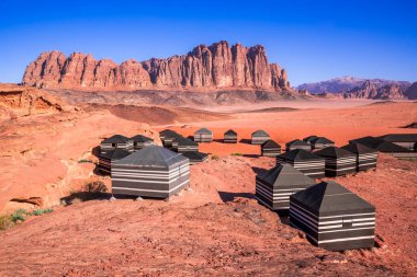 Wadi Rum, Jordan. El Qattar dağlı Ay Vadisi ve Bedevi kampı dünyası Arabistan Çölünde harikalar yaratıyor..