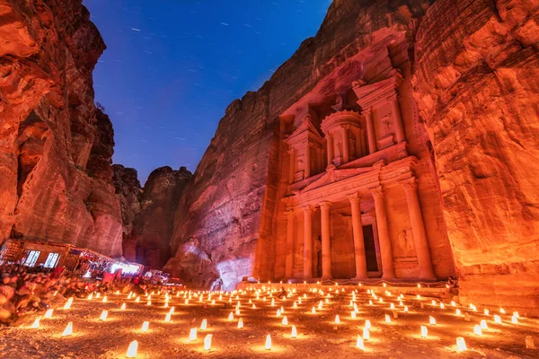 Petra, Jordan. El-Khazneh antik Petra şehrinde Hazine olarak bilinen gece Orta Doğu 'daki ünlü seyahat merkezi..
