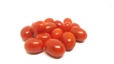 Beyaz arka planda izole edilmiş domatesler.