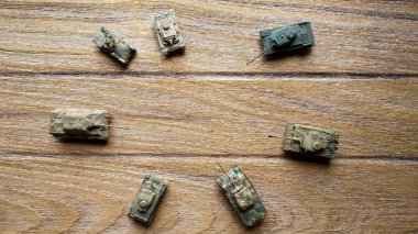 En eski oyuncak tank ahşap arka plan kopya alanı ile izole