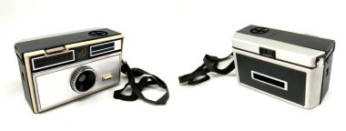 Beyaz arkaplanda klasik kamera.