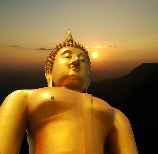 Estatua Buddha Fondo Del Atardecer Con Camino Recorte — Foto de Stock