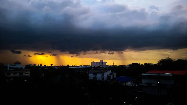 Betweem 天空和建筑 泰国城市暴雨 — 图库照片
