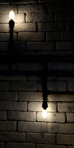 Endüstriyel ampulleri tuğla zemin üzerine