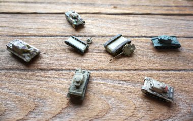 Eski oyuncak tank ahşap arka plan üzerinde Muharebesi. 