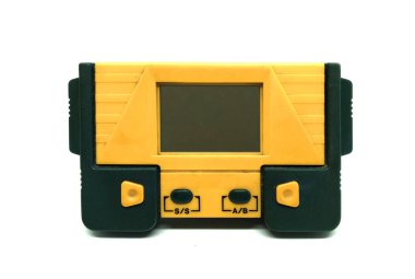 Beyaz arka plan üzerinde eski ve pis taşınabilir oyun konsolu.