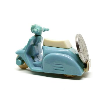 Bangkok, Tayland - 31 Mart 2017: eski kirli mavi scooter oyuncak beyaz arka plan üzerinde izole para taşıyor. Para transfer kavramı. Açıklayıcı yazı işleri.