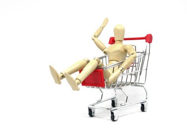 Alışveriş sepeti ile ahşap manken.