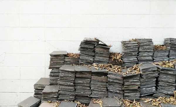 Pile Abandoned Tiles Front White Wall — Stock Photo, Image