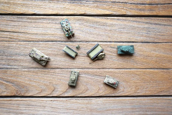 Eski oyuncak tank ahşap arka plan üzerinde top. Savaş. 