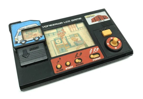 Bangkok, Tayland - 31 Mart 2017: Eski taşınabilir oyun konsolu, beyaz arka plan üzerinde izole Yonezawaon Lcd oyun Multi çocuk. Açıklayıcı yazı işleri