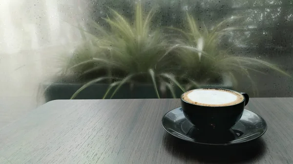 木製のテーブルにコーヒーのカフェラテ — ストック写真