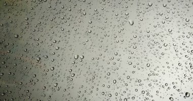 Cam arkaplanda yağmur damlaları