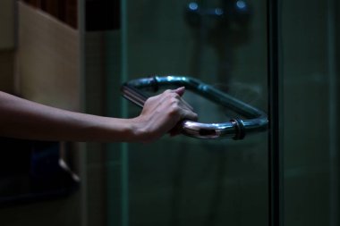 Kadın eli kolu kapı karanlıkta kapmak..