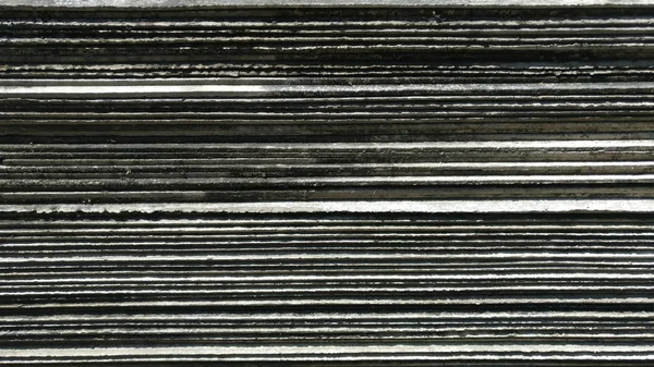 Terk edilmiş çatı kısmındaki doku arka plan karoları. 