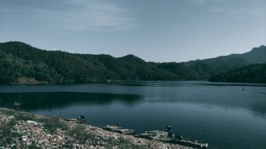 Göl ve dağ arka plan Tayland. Koyu tonu.