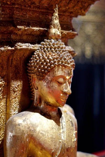 陰毛タイの寺院で仏像 — ストック写真