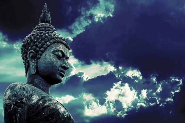 Estátua Buda Belo Céu Nuvens Negras — Fotografia de Stock