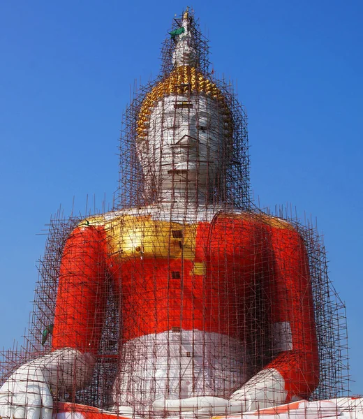 A estátua de Buda está em reparação no templo tailandês . — Fotografia de Stock