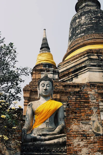 Estátuas antigas de Buda colocadas em paredes de tijolos em templos tailandeses — Fotografia de Stock