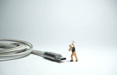 Teknisyen alt şekil USB Usb tip C taksi önünde duran