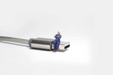 USB Usb kablosu oturan işadamı şekil. E ticaret kavramı.